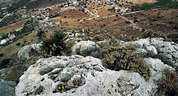 Massi gi&ugrave; da costone a Sciacca: necessario sgomberare una decina di case