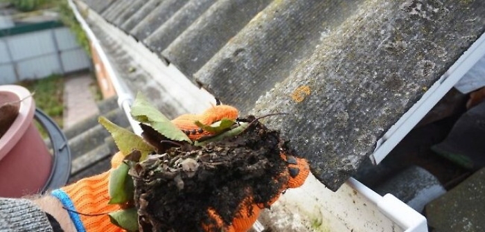 Termini Imerese, sale per ripulire grondaia ma cade dal tetto e muore