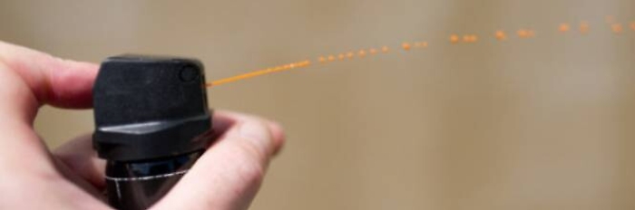 Studenti spruzzano spray al peperoncino in classe: scoppia il panico