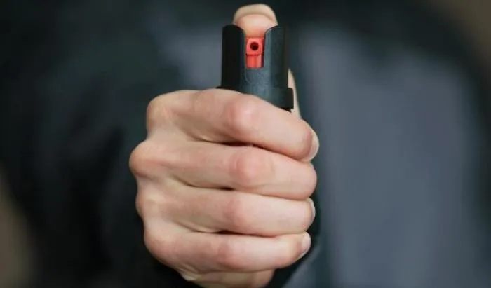 Un giovane su 10 ha lo lo spray urticante: molti lo utilizzano per gioco