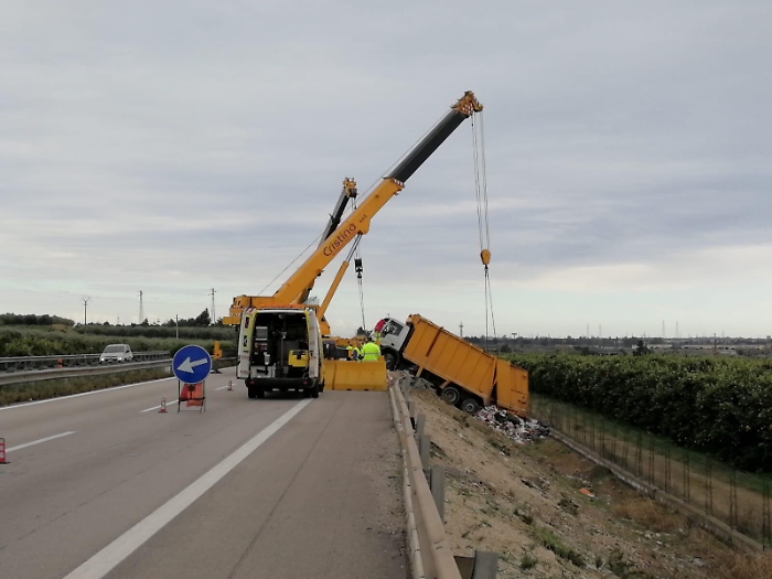 Recuperato tir carico di spazzatura finito in una scarpata lungo la A19