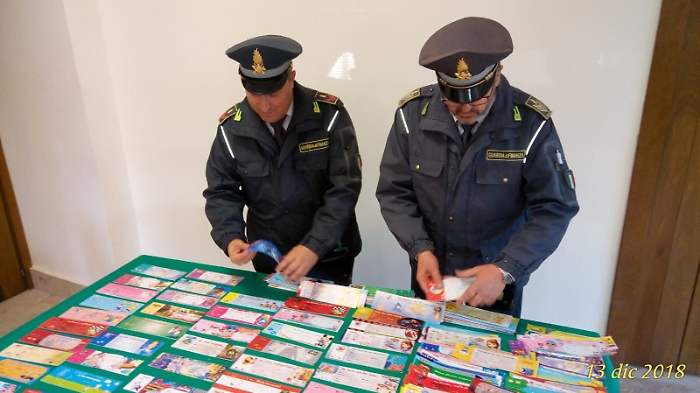 Sequestrati 138 mila biglietti di auguri illegali: non potevano raffigurare quei prsonaggi