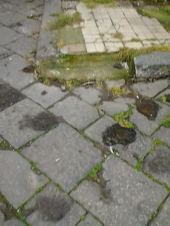 Adrano: in Piazza Avellino si rubano anche i marciapiedi