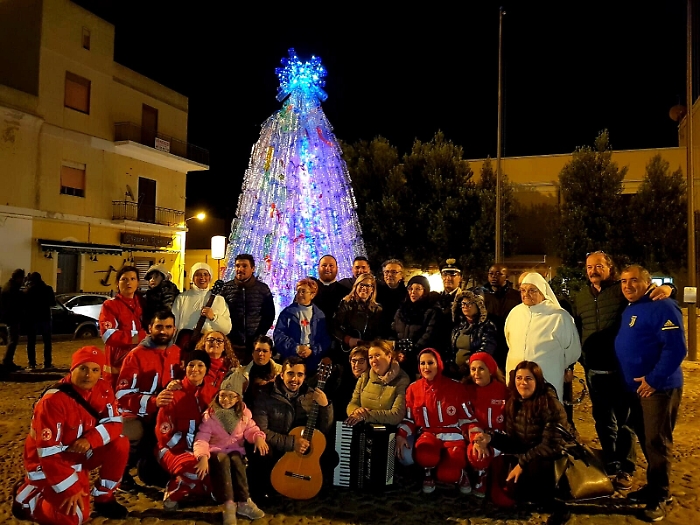 Lampedusa: inaugurato l&rsquo;Albero di Natale &ldquo;ecologico&rdquo; realizzato con 3.000 bottiglie riciclate