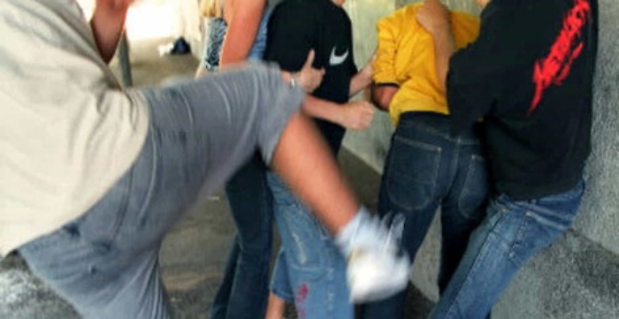 Vittoria, &laquo;Dammi il telefono, frocio&raquo;E la baby gang picchia giovane gay