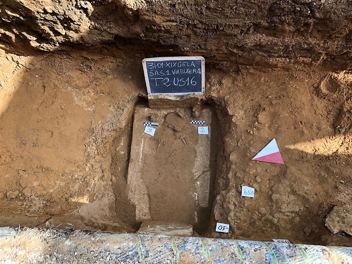 Gela, ritrovati due lekythoi nella tomba di un bambino