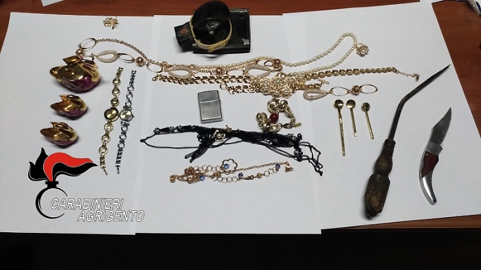 Topo d'appartamento maldestro: accende la luce e si fa scoprire