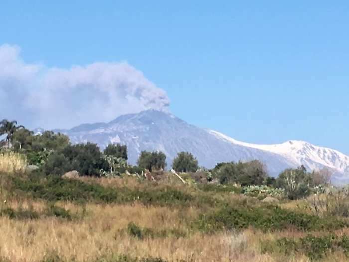 Ancora cenere dai crateri dell'Etna,resta ridotta operativa aeroporto