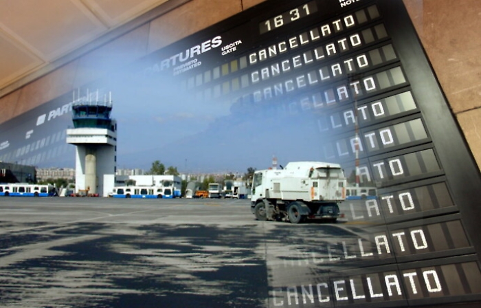 L'aeroporto di Catania e l'incubo cenere: scalo chiuso, voli dirottati e passeggeri nel caos