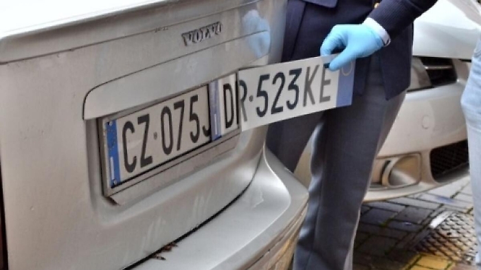 I furbetti della targa estera: sei auto sequestrate dalla Gdf