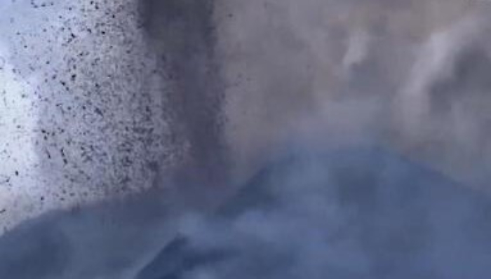 La cenere dell'Etna dilaga: chiusi aeroporti di Catania e di Comiso