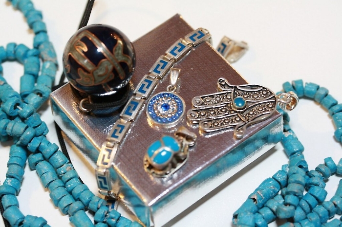 Faceva il mago a Ravanna e truffava i clienti, arrestato palermitano