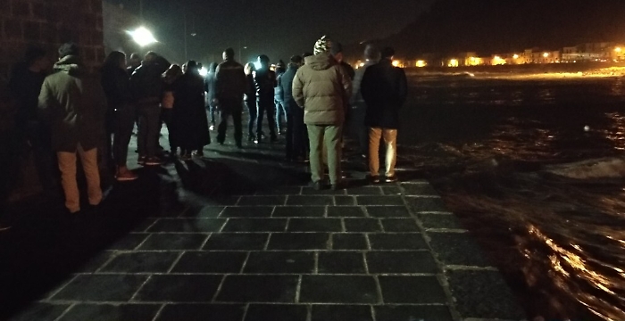 S. Maria la Scala travolti in auto dalle onde e trascinati in mare: tre dispersi