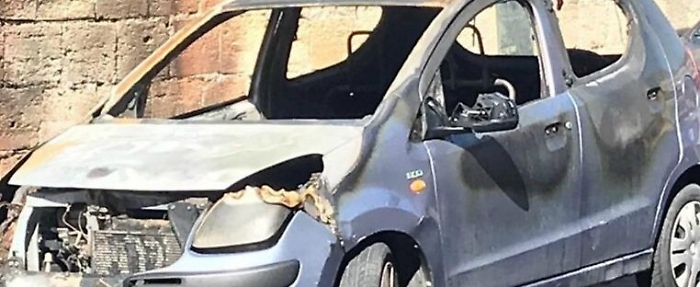 Auto attivista, in video uomo con ciabatte e accendino ma per bruciare rifiuti