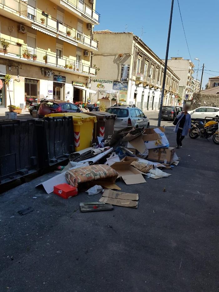 Catania: da diversi giorni in Via Messina c'&egrave;  questo schifo