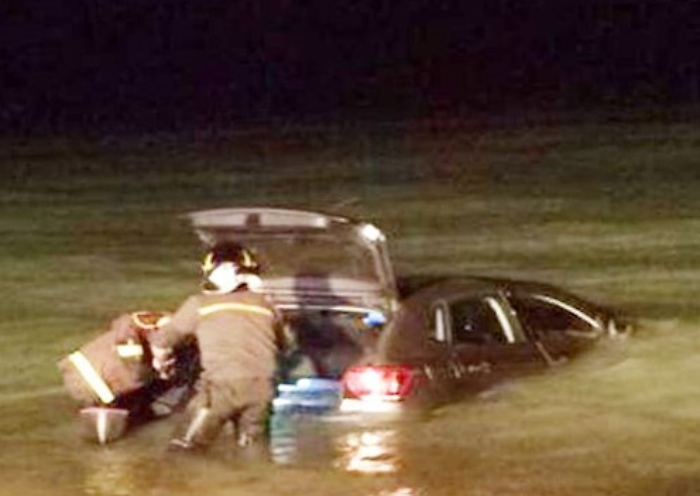 Ribera: cede il freno a mano e l'auto finisce in mare