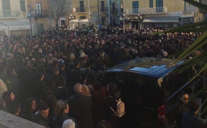 Centinaia le persone presenti per l&rsquo;ultimo saluto a Ylenia e Salvatore