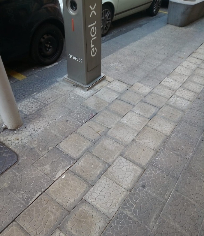 Dopo i lavori, il marciapiedi rimasto pericoloso.