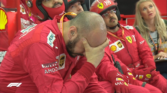 Ferrari, che sfortuna in Bahrain: Leclerc tradito dal motore lascia passare le Mercedes, lacrime ai box della Rossa