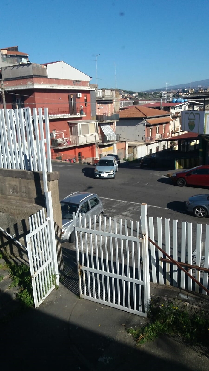 Catania: l'usanza di posteggiare in mezzo alla strada a San Giorgio