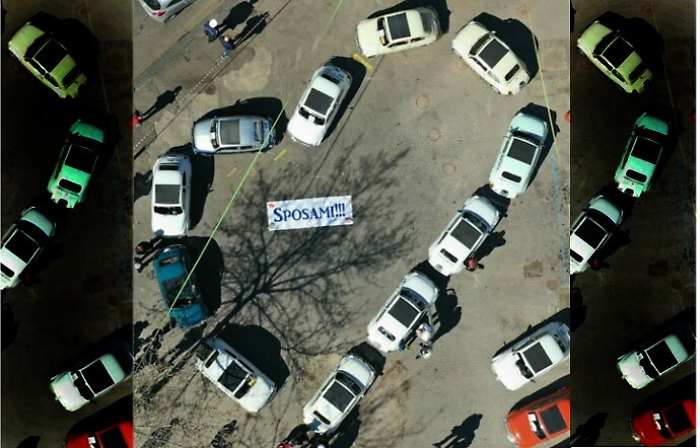 Patern&ograve;, proposta di matrimonio a quattro ruote con un cuore di vecchie Fiat 500: e l'amata ha detto s&igrave;