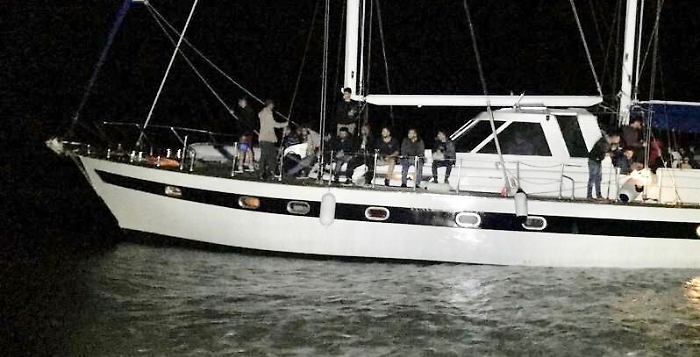 Migranti, &laquo;Curdi e iracheni sbarcano in Italia pagando 10 mila&euro; a scafisti russi&raquo;