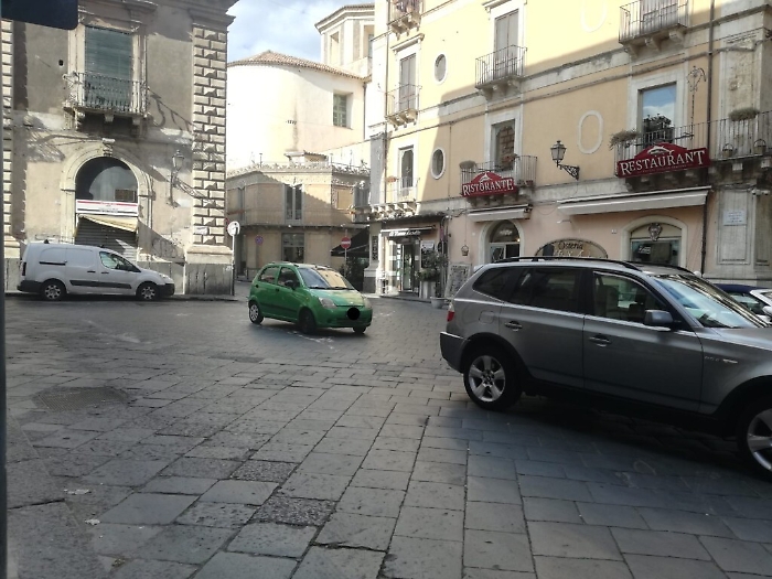 Catania piazza Addamo, si parcheggia  in maniera super arrogante.