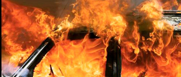 Catania, uomo dentro auto in fiamme: salvato in extremis&nbsp;