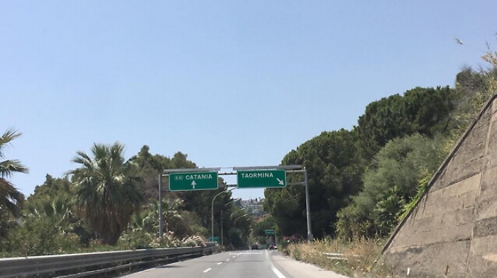 Auto finisce in una scarpata sull'autostrada A18: due feriti gravi