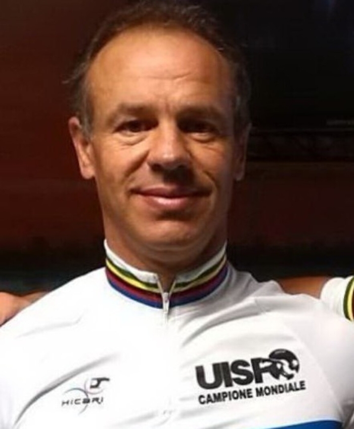 Si schianta con la moto contro un muro prima del memorial intitolato al padre