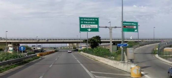 Perde controllo della moto e finisce contro guard rail: 47enne muore a Trapani