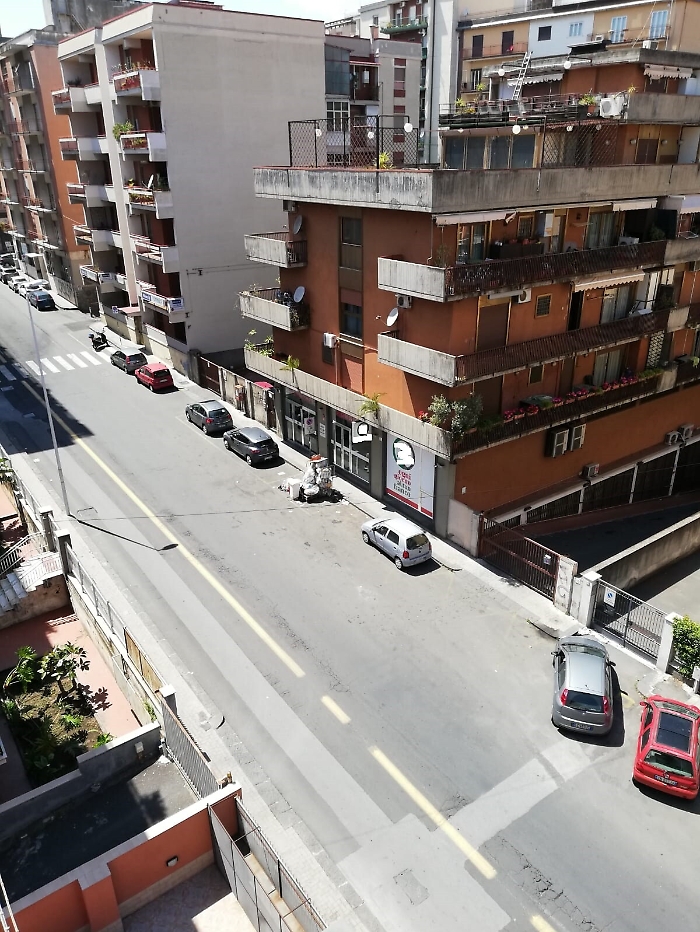 Catania, Via Fusco: discarica permanente di rifiuti antistante un supermercato