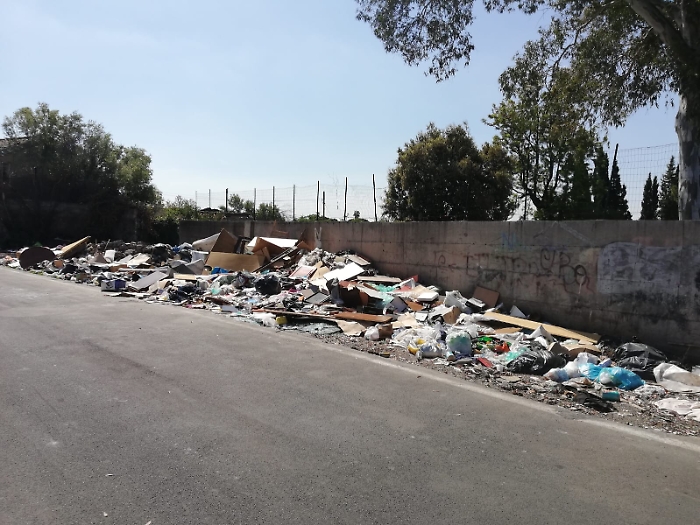 Catania: alle spalle del Viale Lain&ograve; la strada diventa discarica