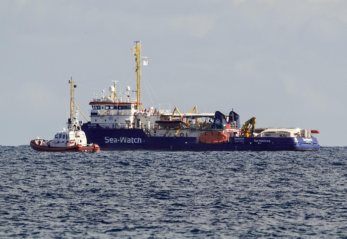 Sea Watch sequestrata, migranti sbarcati a Lampedusa: l'ira del Viminale