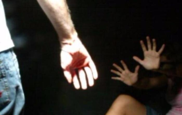 Picchia selvaggiamente la figlia 15enne: arrestato pregiudicato
