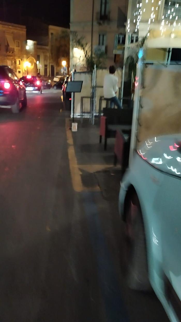 Catania: caff&egrave; concerto con tavoli e divani anche sul parcheggio disabili.
