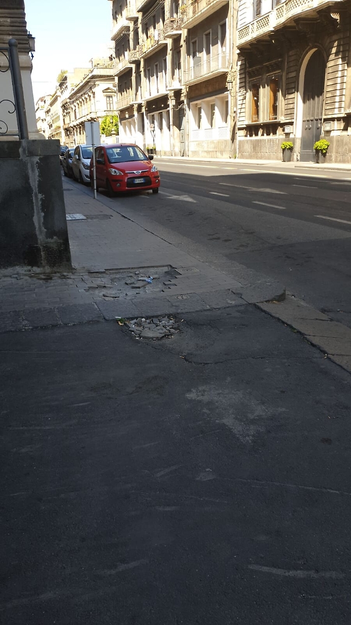 Catania: viale XX Settembre, marciapiedi con buche
