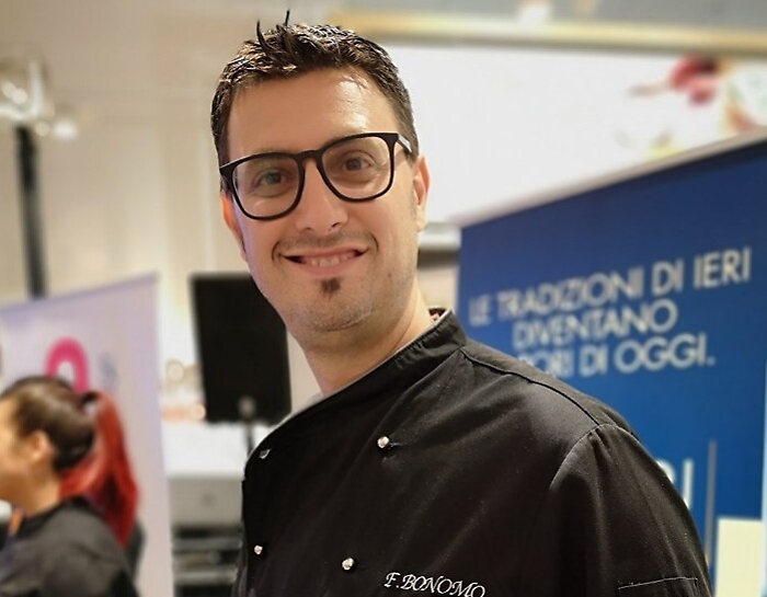 Chef che prepara pasti in ospedale, in gara al Campionato del mondo del cous cous