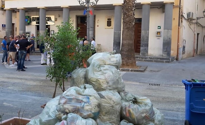 Mucchio di immondizia dinanzi al Comune