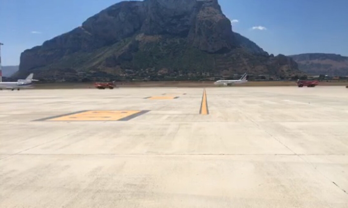 Aereo sversa carburante a Palermo: tre voli vengono dirottati