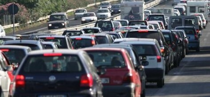 Autoarticolato in fiamme sulla A19, lunghe code in direzione Palermo