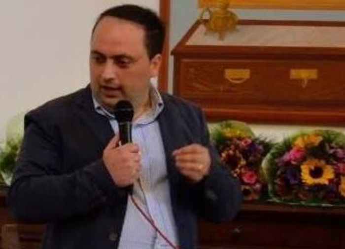 Mandanici, forte boato nella notte: bruciata l'auto di ex sindaco