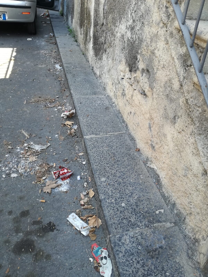 Catania: strada non spazzata. 