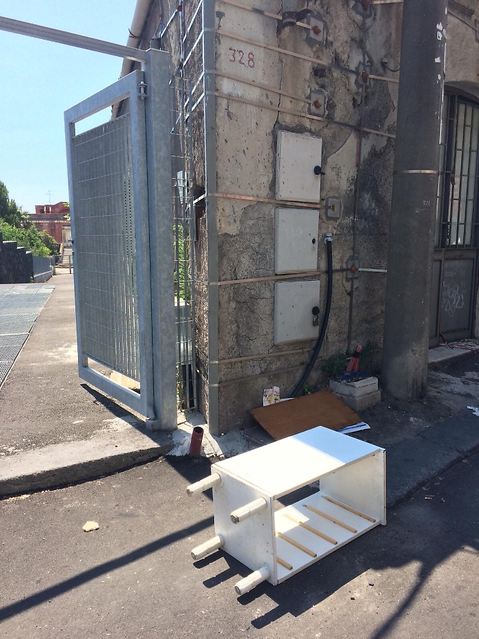 Catania: mobile abbandonato in strada.