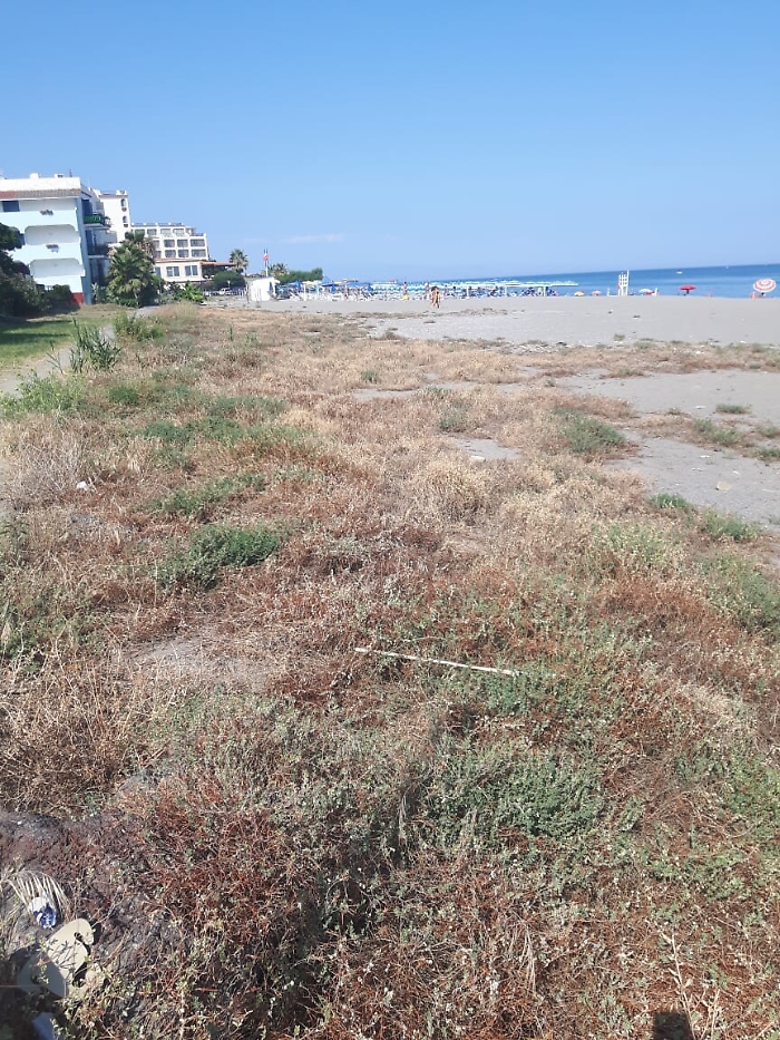 Giardini Naxos (ME): la spiaggia di Recanati nel degrado , in piena stagione estiva.