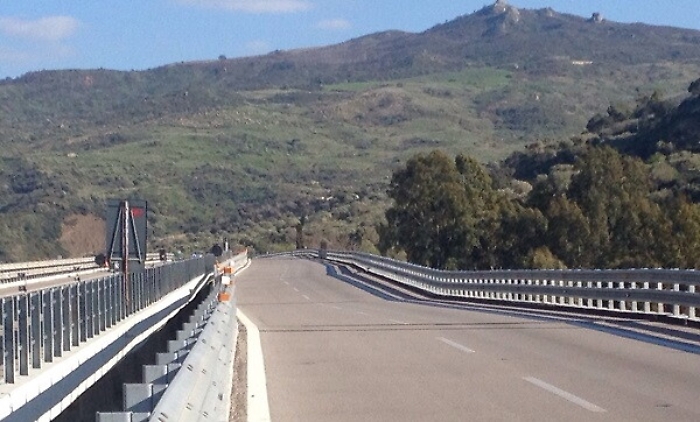 Vola con l'auto da cavalcavia sulla Palermo-Catania: 30enne in gravi condizioni