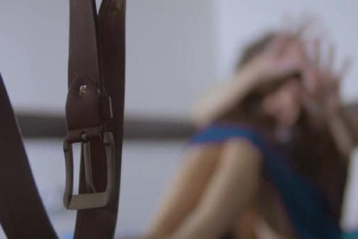 Catania, picchia la moglie con la cintura e tenta di strangolarla