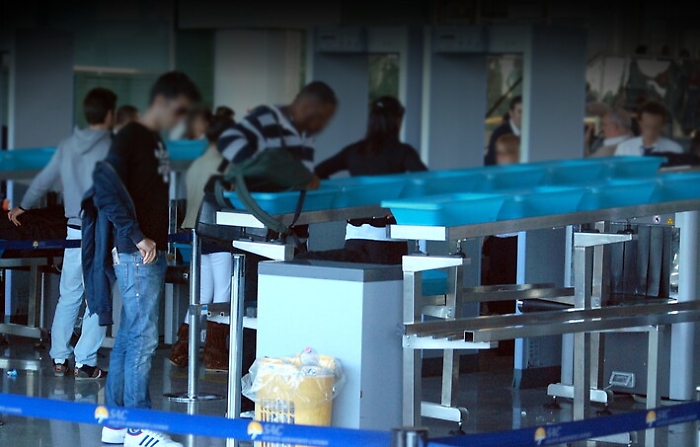 Catania, dipendente di una societ&agrave; che lavora in aeroporto ruba portafogli ai varchi di controllo