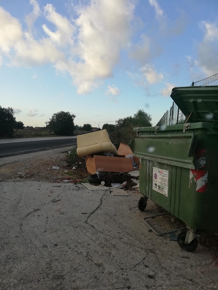 Siracusa: discarica di mobili in traversa San Corrado