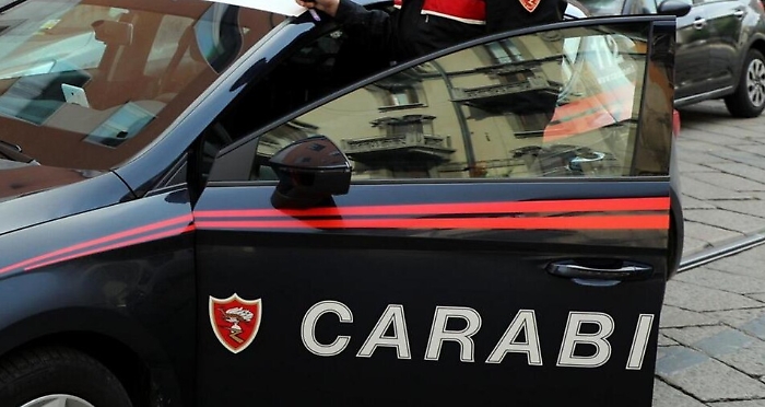 Francofonte, pezzi di cavallo morto in strada: denunciato anziano